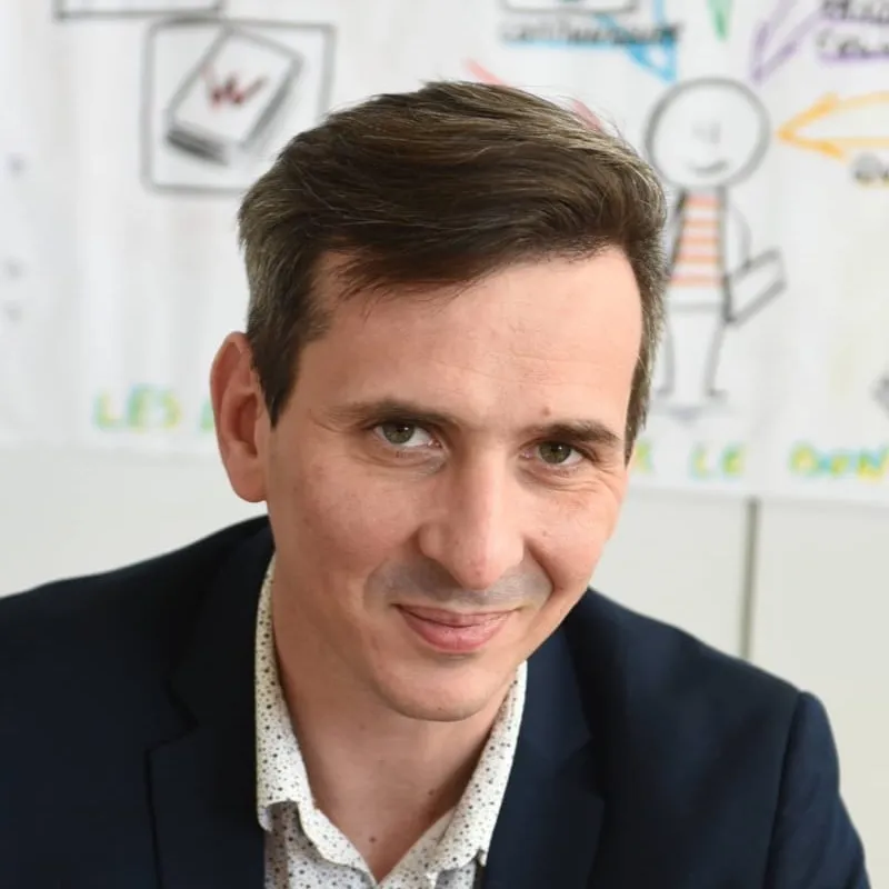 Portrait de Jérémy Sarda, souriant.